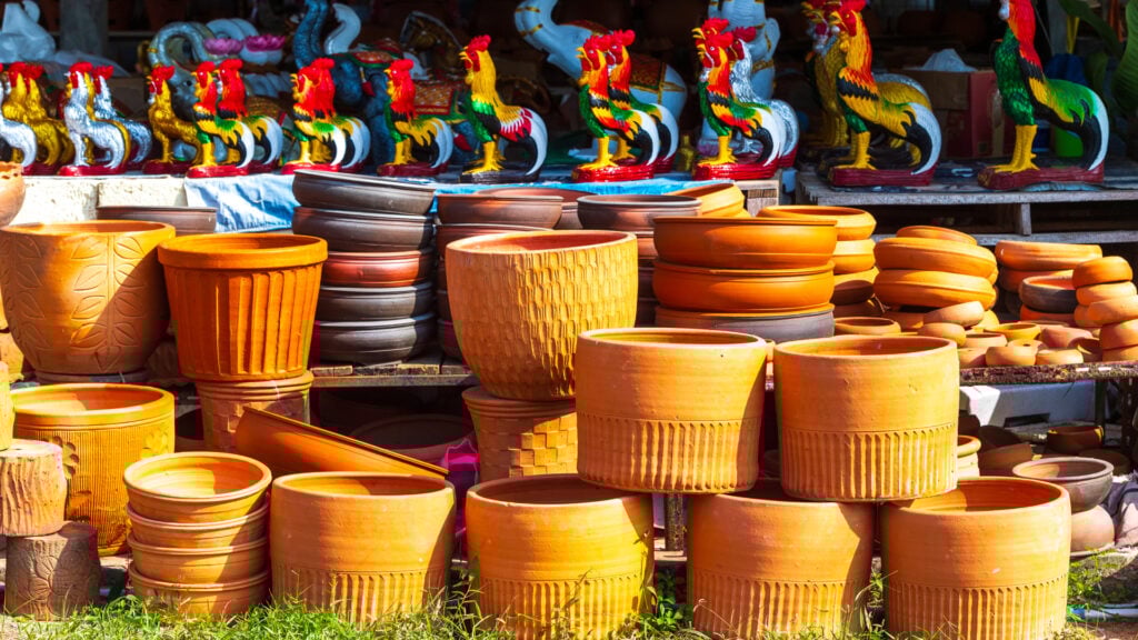 ที่เที่ยวโคราช - หมู่บ้านเครื่องปั้นดินเผาด่านเกวียน Ban Dan Kwian Pottery Village Group