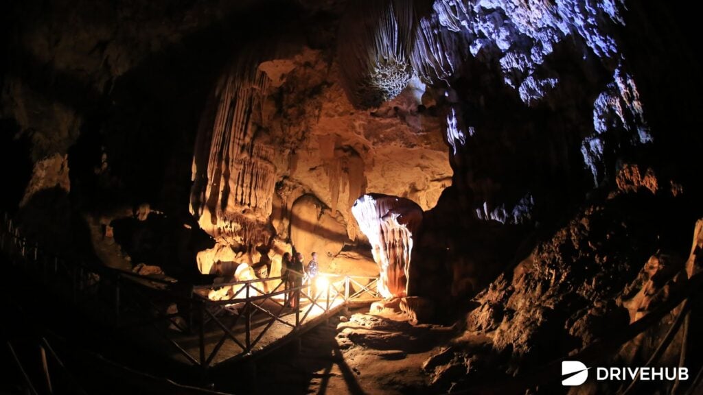ที่เที่ยวน้ำตกเอราวัณ - ถ้ำพระธาตุ (Tham Phra That Cave)